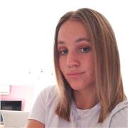 Estudiante de 4 de magisterio imparte clases a niños de primaria